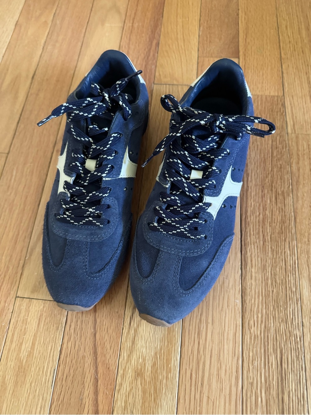 Larroude Wonen’s Navy Suede Casual Sneakers with Contrast Accent